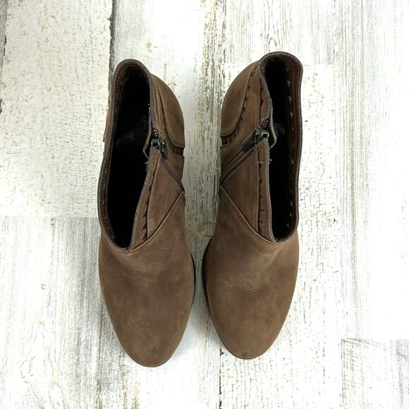 Vince Camuto Women’s 5.5 Brown Suede Diamond Cutout Ankle Boots - Picture 2 of 10